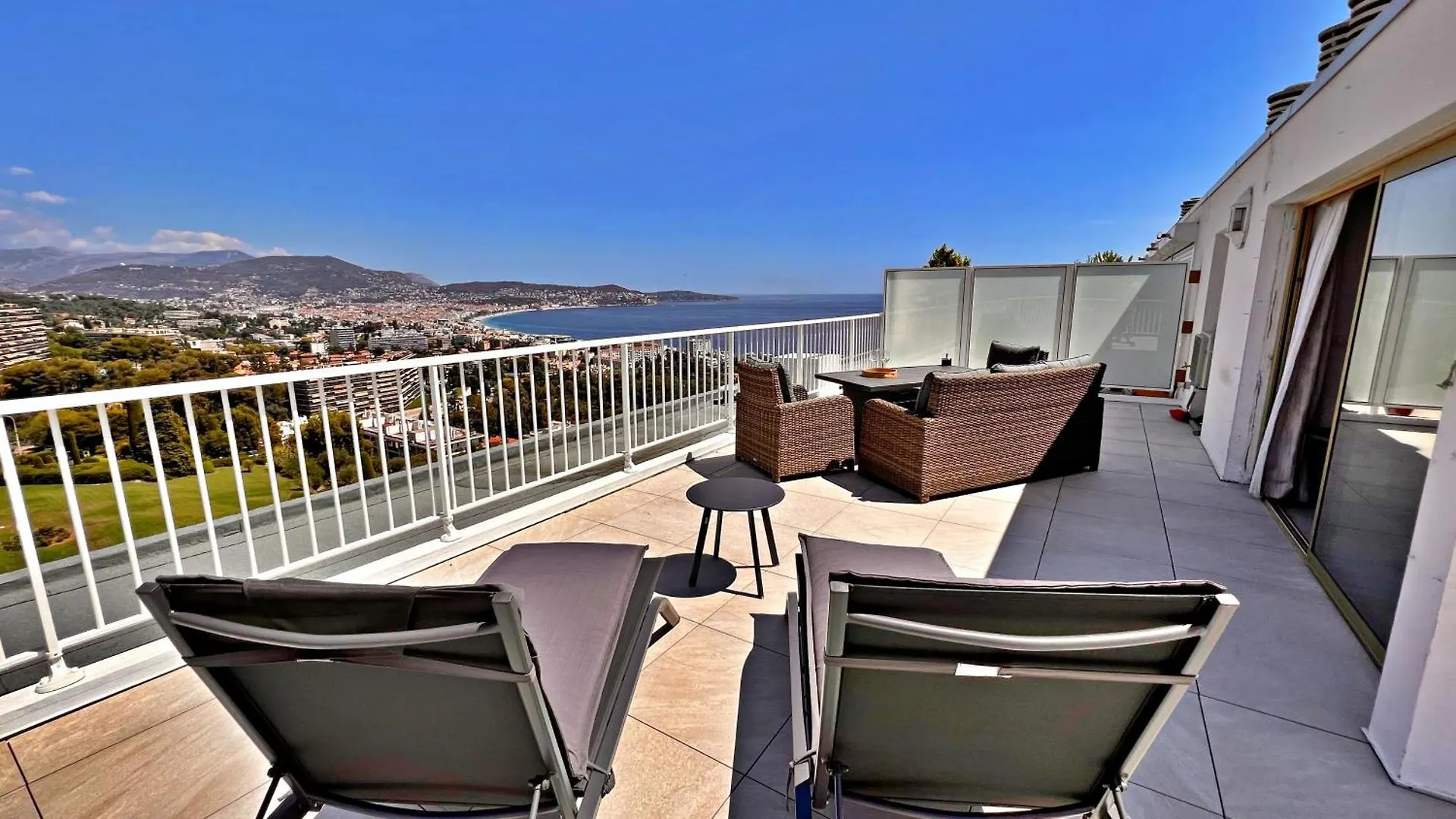 Appartement 2 Chambres Et Studio Independant Avec Vue Sur Mer Nice Apartment