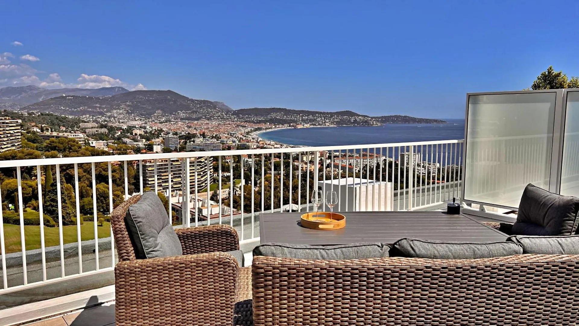 Appartement 2 Chambres Et Studio Independant Avec Vue Sur Mer Nice Apartment